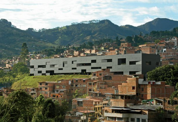 Vista exterior da Biblioteca Fernando Botero