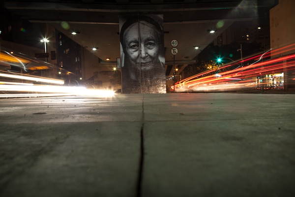 Retrato gigante da fotógrafa Raquel Brust por baixo do viaduto Minhocão em São Paulo