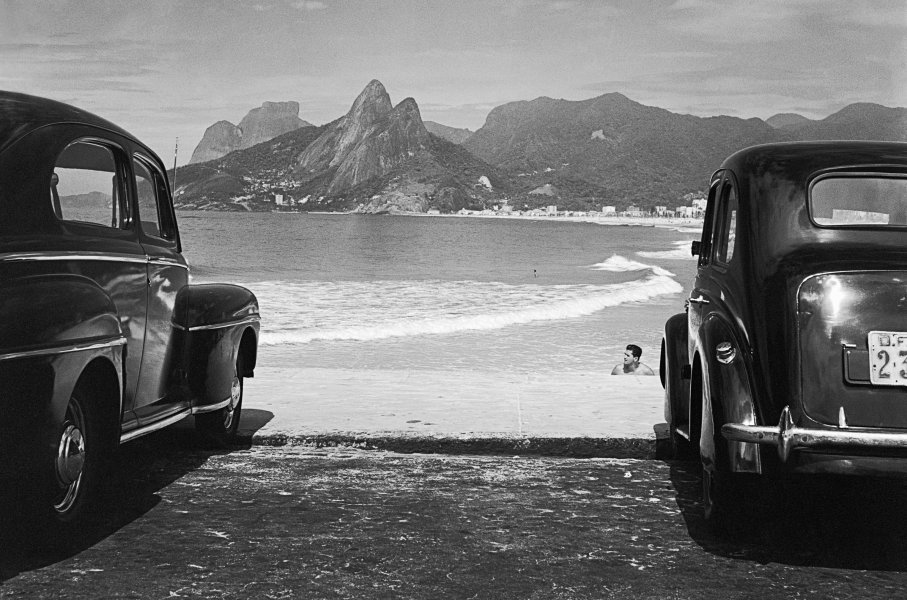 © José Medeiros. A pedra da Gávea, o morro dos Dois Irmãos e as praias de Ipanema e do Leblon, Rio de Janeiro, 1952