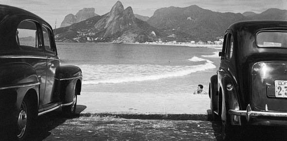 © José Medeiros. A pedra da Gávea, o morro dos Dois Irmãos e as praias de Ipanema e do Leblon, Rio de Janeiro, 1952